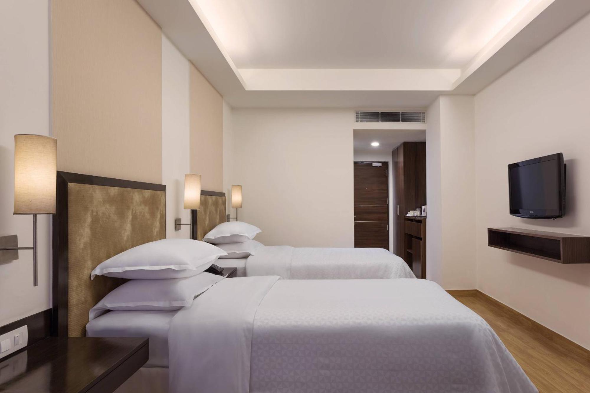 Four Points By Sheraton Вадодара Экстерьер фото